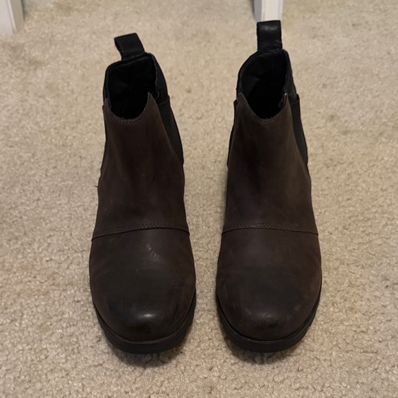 Sorel Women’s Brown and Black Chelsea Boots - Picture 2 of 10